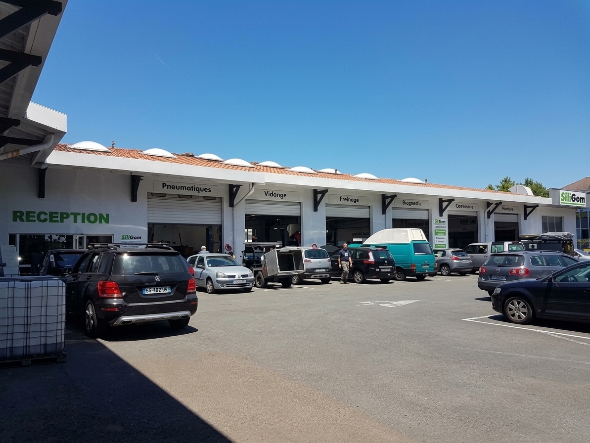 Façade du Centre Auto Belle Marion à Anglet : la réception et les baies d'atelier