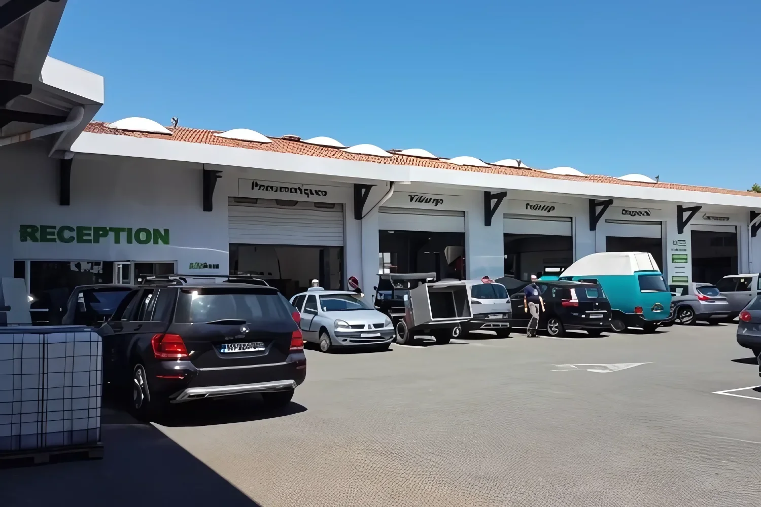 Façade du Centre Auto Belle Marion à Anglet : la réception et les baies d'atelier